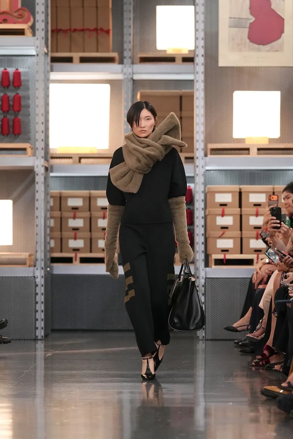 Max Mara 2027 度假系列上海龙美术馆 Runway 杂志(17)