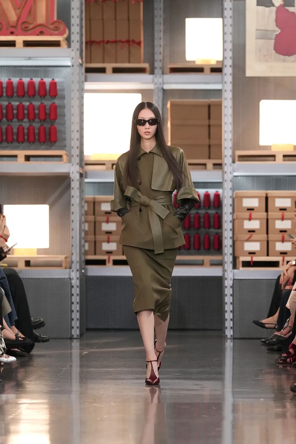 Max Mara 2027 度假系列上海龙美术馆 Runway 杂志(18)