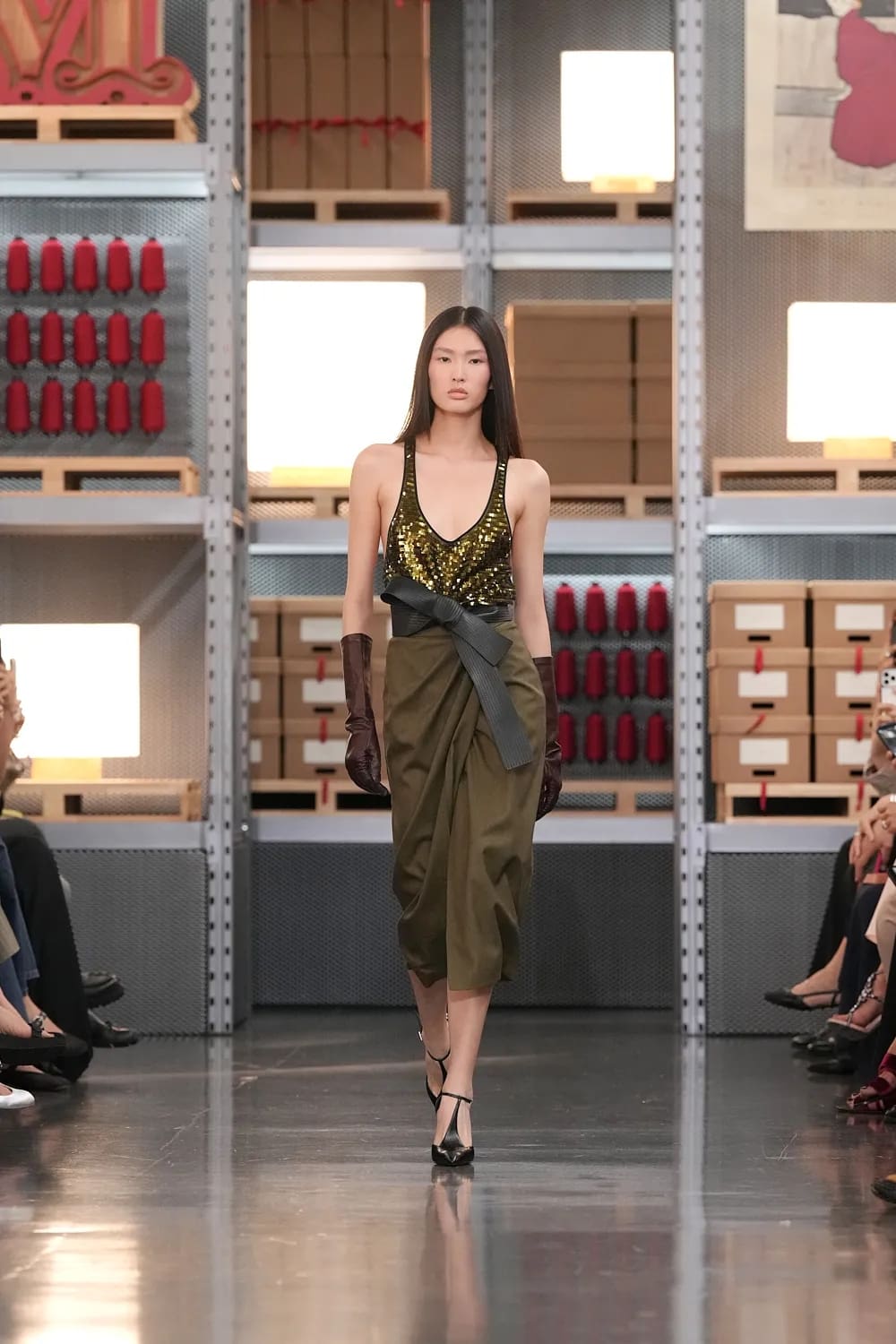 Max Mara 2027 度假系列上海龙美术馆 Runway 杂志(19)