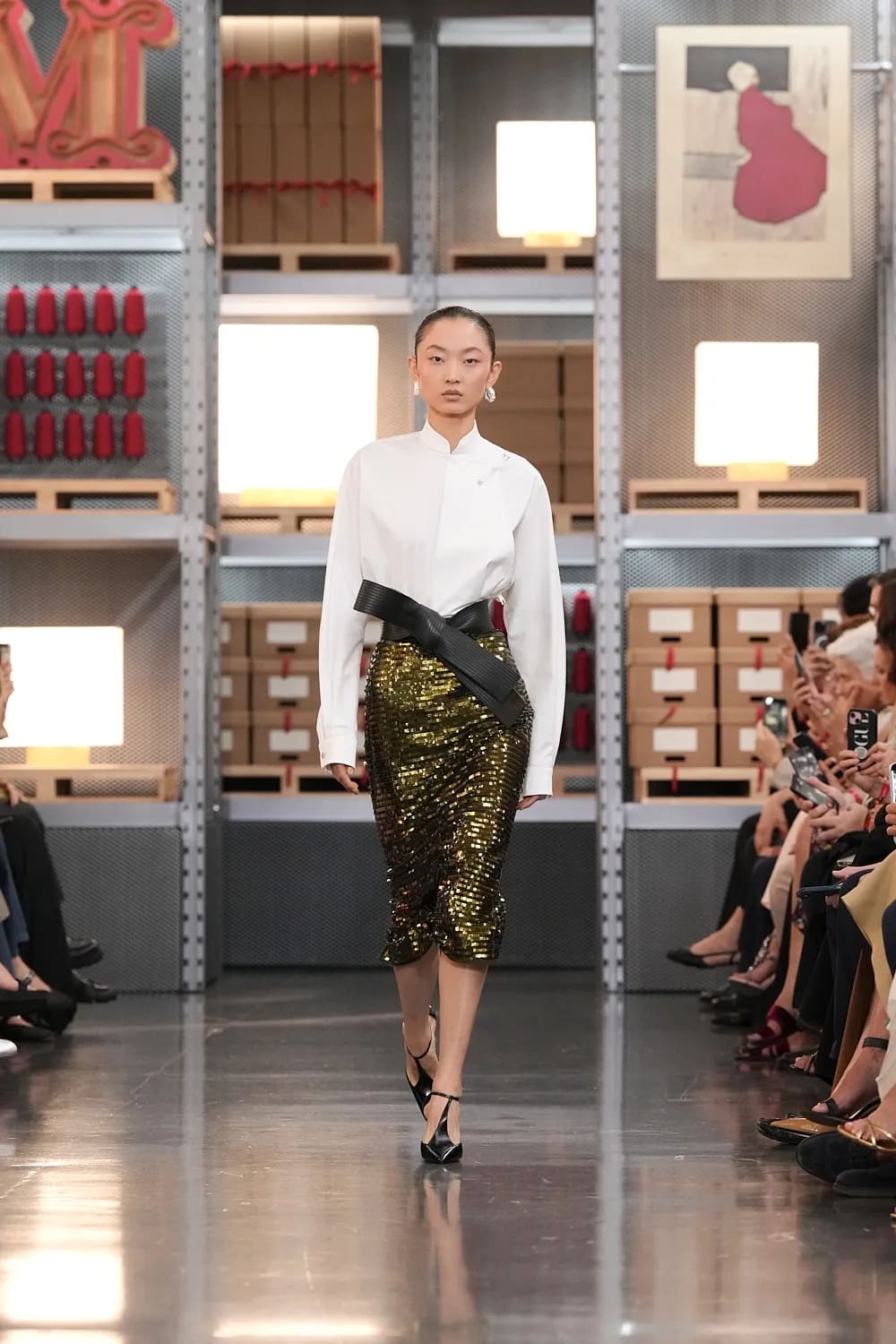 Max Mara 2027 度假系列上海龙美术馆 Runway 杂志(21)