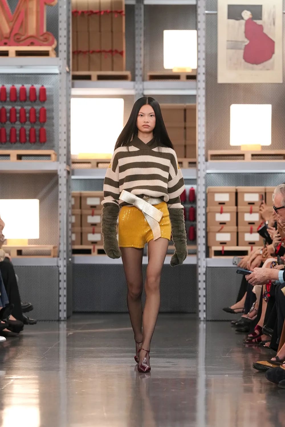 Max Mara 2027 度假系列上海龙美术馆 Runway 杂志(24)