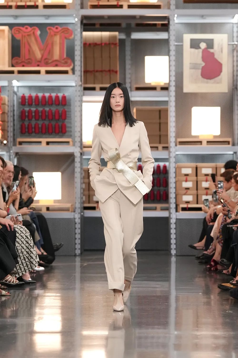 Max Mara 2027 度假系列上海龙美术馆 Runway 杂志(28)