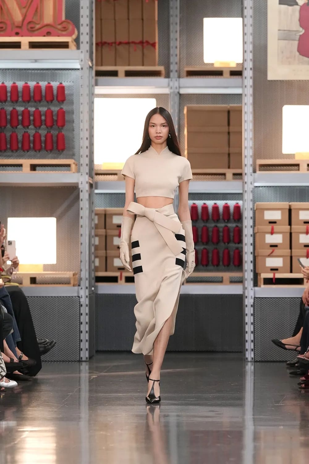 Max Mara 2027 度假系列上海龙美术馆 Runway 杂志(30)