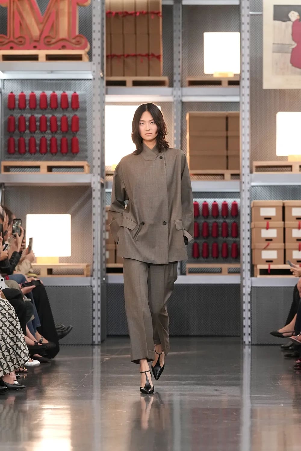 Max Mara 2027 度假系列上海龙美术馆 Runway 杂志(31)