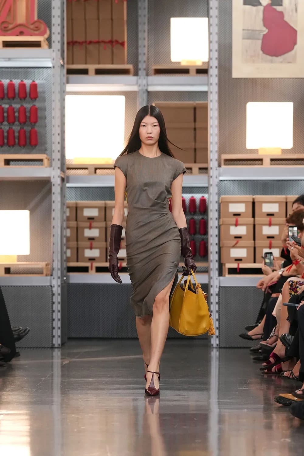 Max Mara 2027 度假系列上海龙美术馆 Runway 杂志(33)