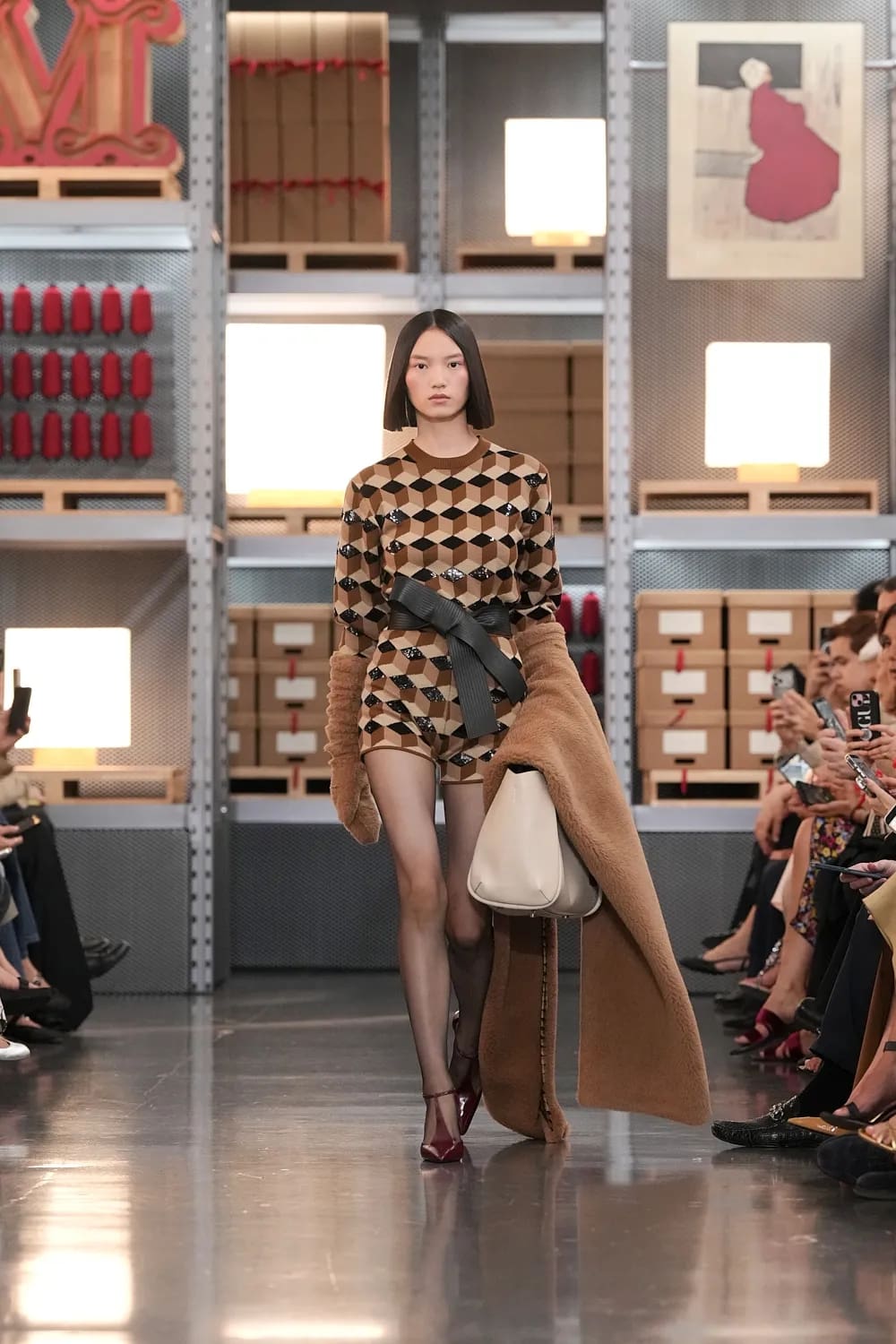 Max Mara 2027 度假系列上海龙美术馆 Runway 杂志(36)