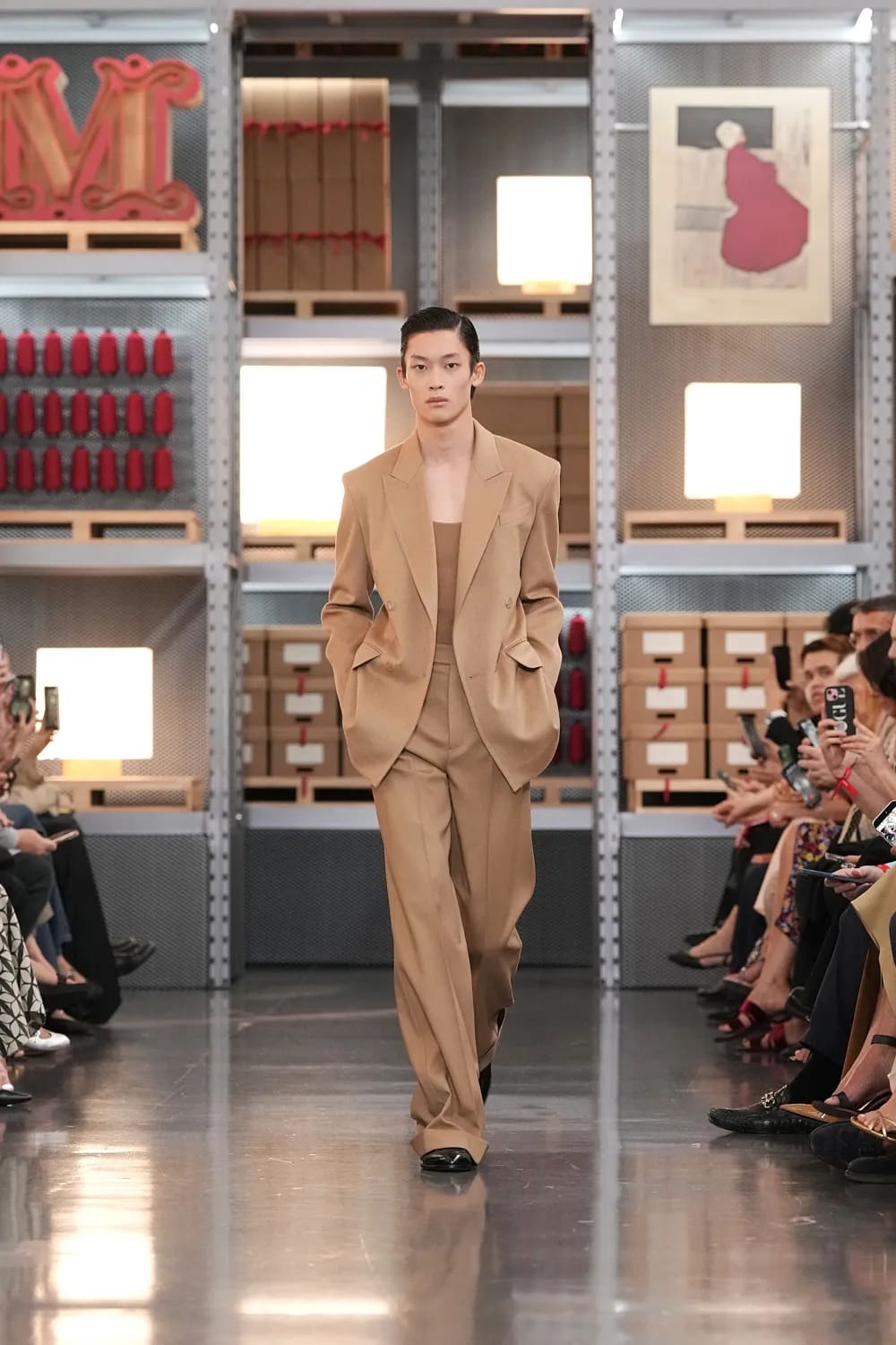 Max Mara 2027 度假系列上海龙美术馆 Runway 杂志(37)