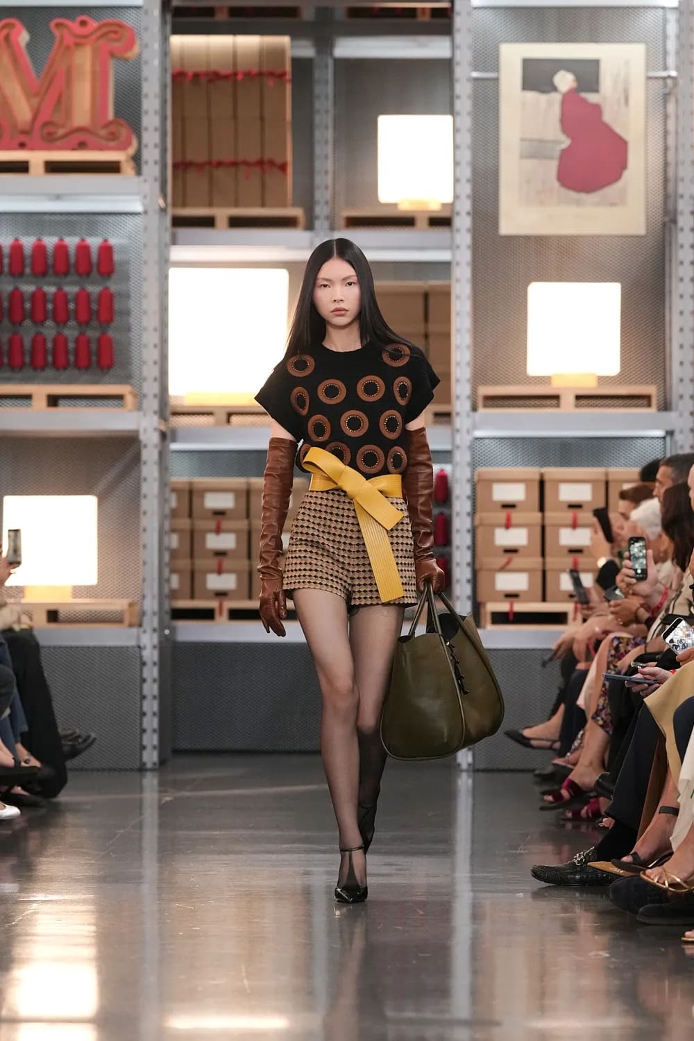 Max Mara 2027 度假系列上海龙美术馆 Runway 杂志(38)