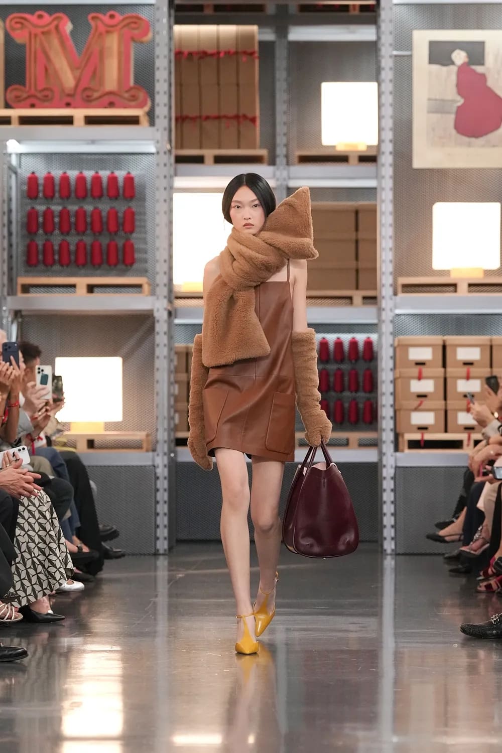 Max Mara 2027 度假系列上海龙美术馆 Runway 杂志(41)