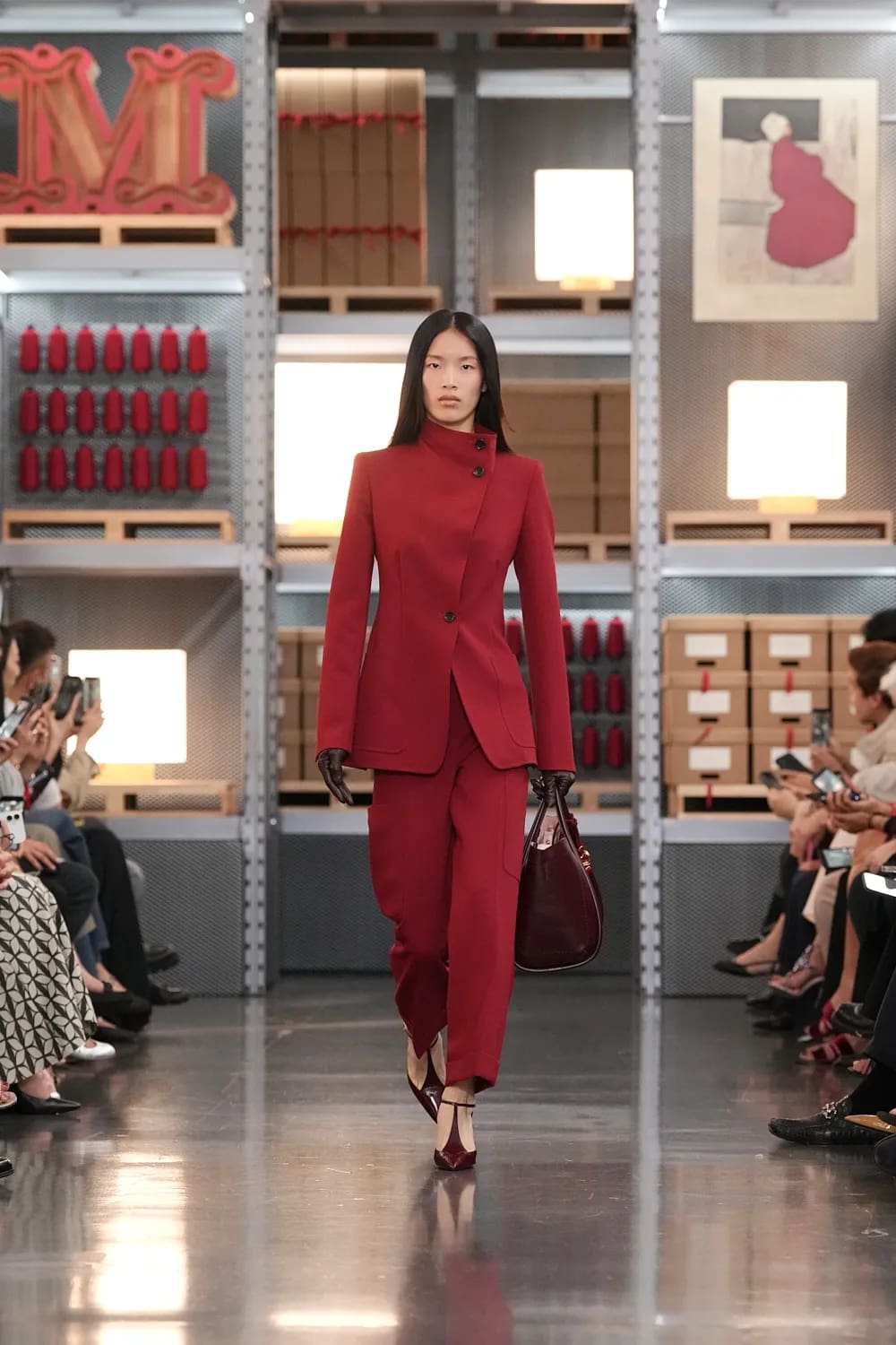 Max Mara 2027 度假系列上海龙美术馆 Runway 杂志(43)