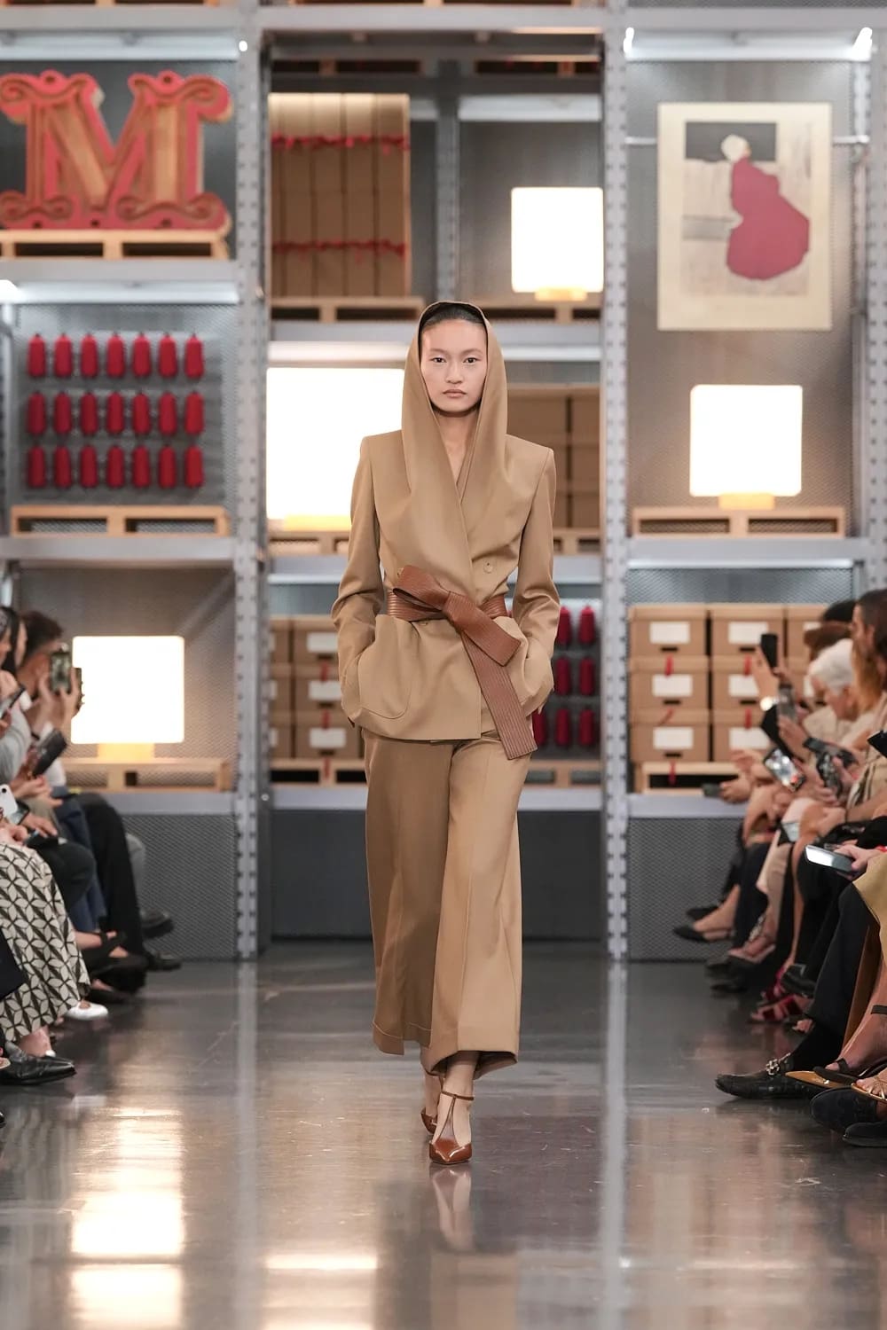 Max Mara 2027 度假系列上海龙美术馆 Runway 杂志(46)