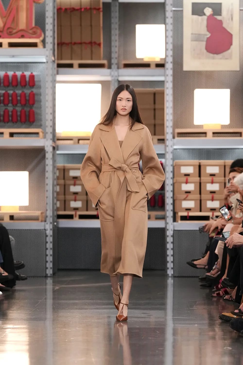 Max Mara 2027 度假系列上海龙美术馆 Runway 杂志(48)