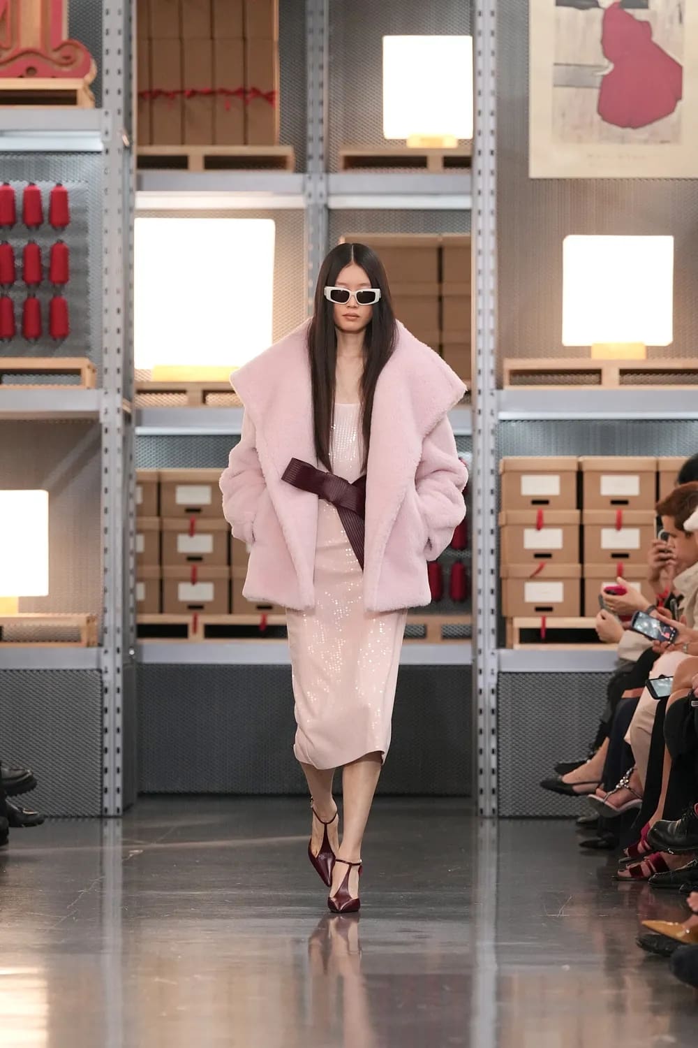 Max Mara 2027 度假系列上海龙美术馆 Runway 杂志(50)