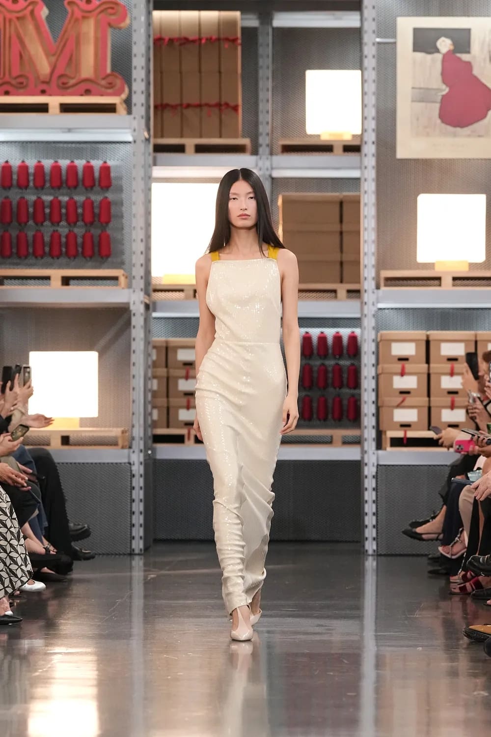 Max Mara 2027 度假系列上海龙美术馆 Runway 杂志(53)