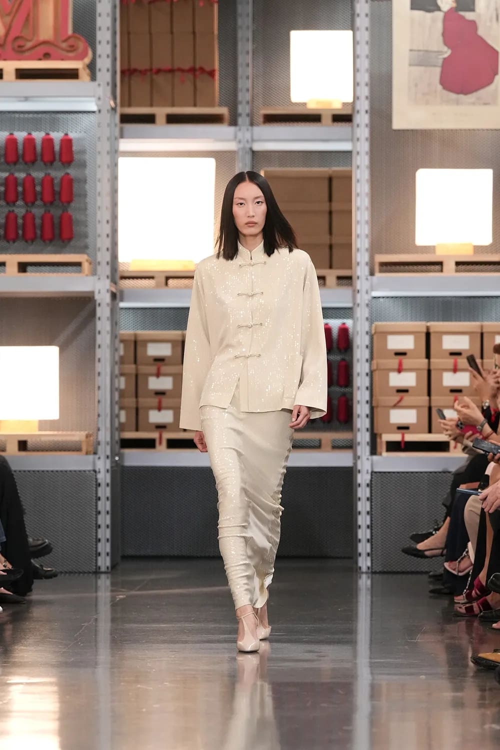 Max Mara 2027 度假系列上海龙美术馆 Runway 杂志(54)