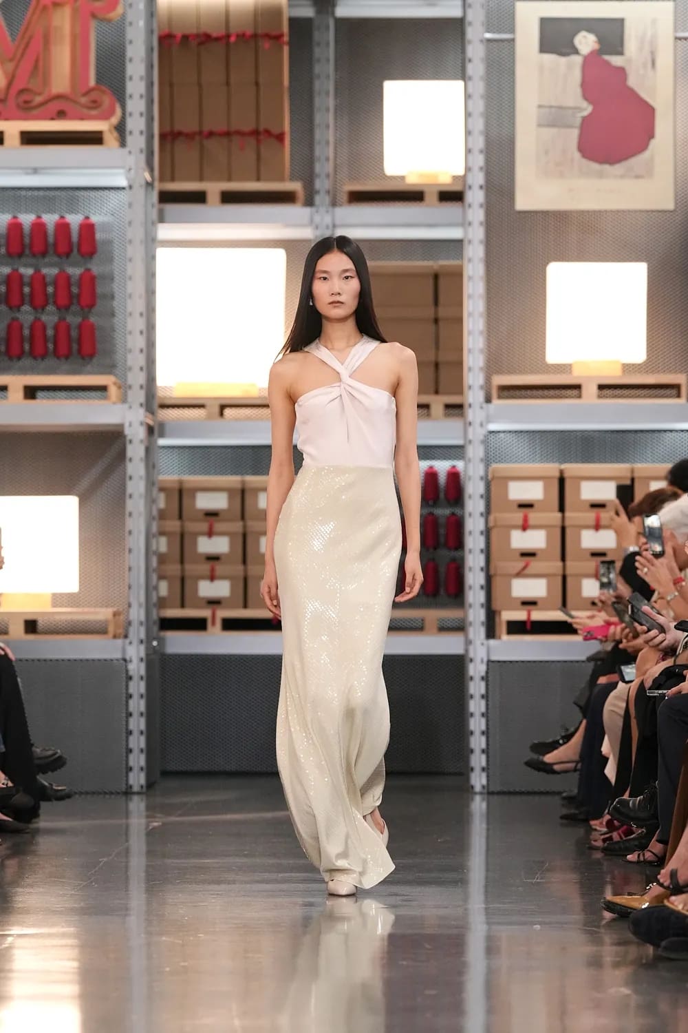 Max Mara 2027 度假系列上海龙美术馆 Runway 杂志(57)