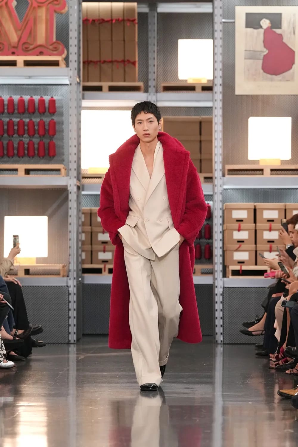 Max Mara 2027 度假系列上海龙美术馆 Runway 杂志(58)