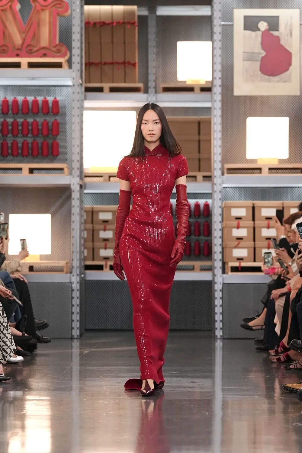Max Mara 2027 度假系列上海龙美术馆 Runway 杂志(59)