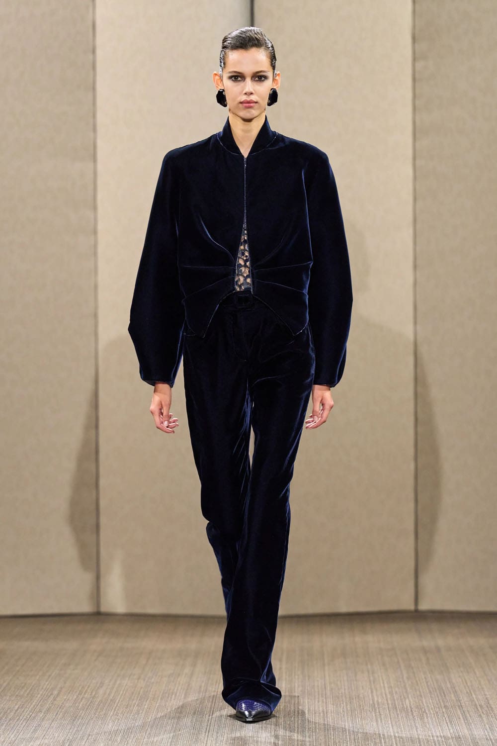 Armani Privè Autunno Inverno 2026 2027 Haute Couture Runway Magazine (26)