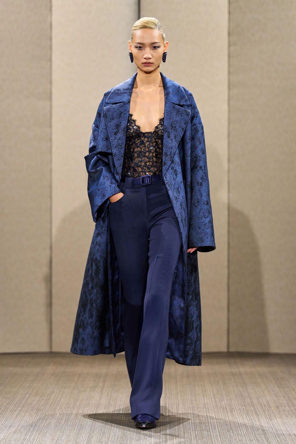 Armani Privè Autunno Inverno 2026 2027 Haute Couture Runway Magazine (28)
