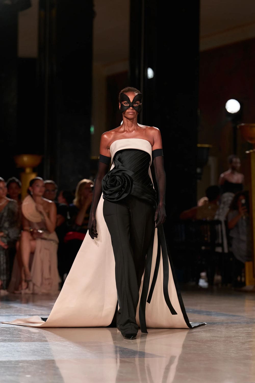 Elie Saab Fall 2026 2027 Haute Couture Runway Magazine (13)