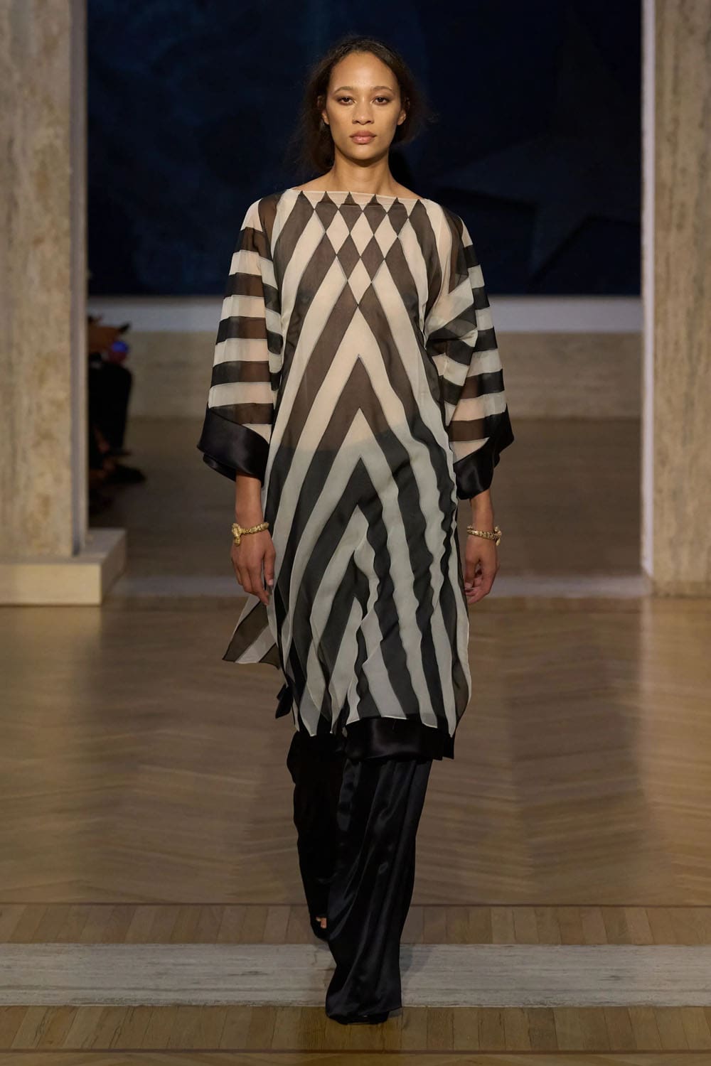 Fendi 2026/2027秋冬高级定制系列 Runway 杂志(2)