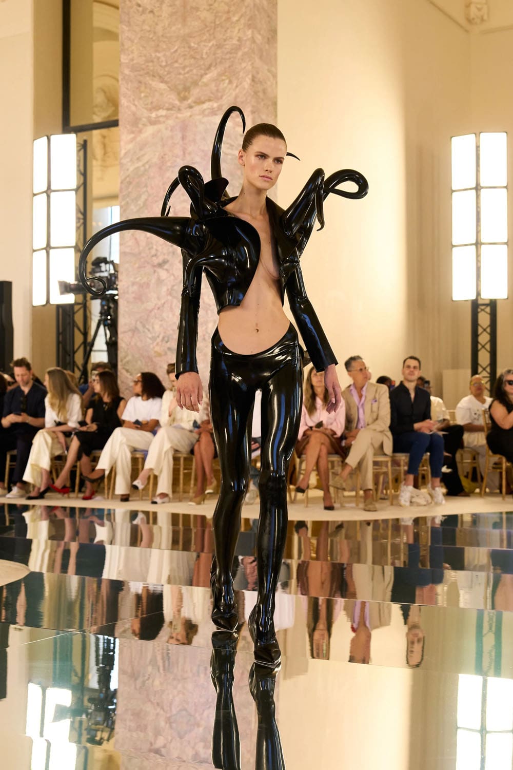 Коллекция Schiaparelli осень-зима 2026-2027 высокой моды Runway Журнал (10)