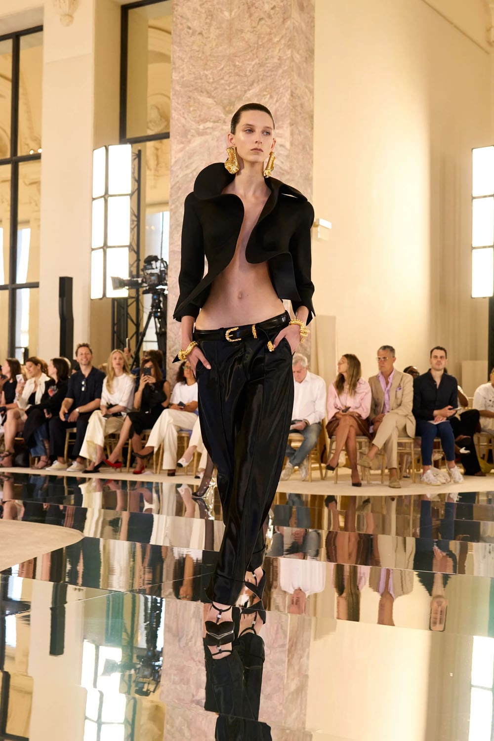 Коллекция Schiaparelli осень-зима 2026-2027 высокой моды Runway Журнал (2)