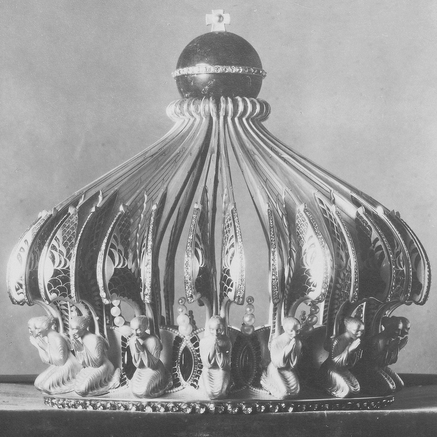 04 The Boucheron crown of the Notre Dame de Paris Virgin statue 1923 1929 Archives Boucheron