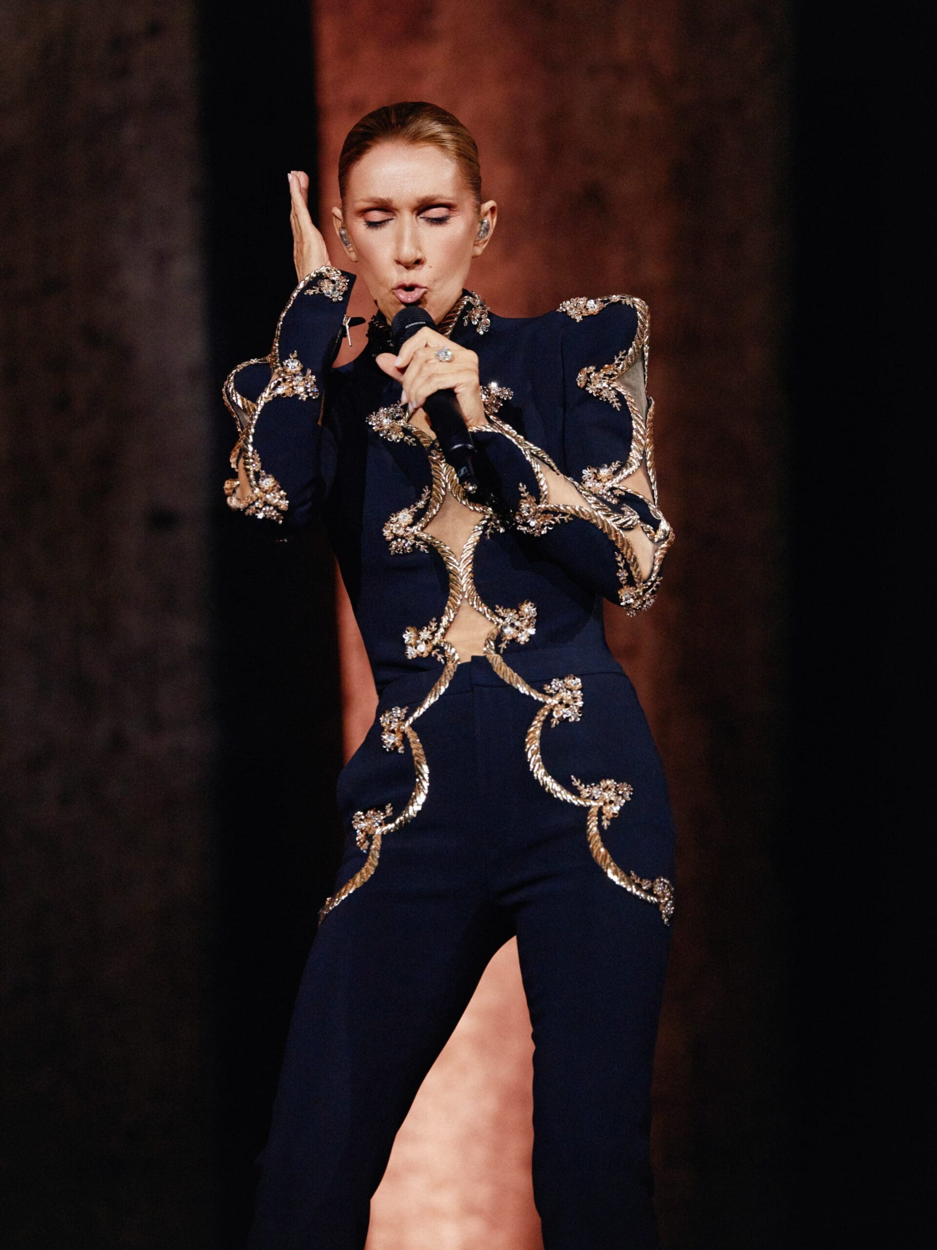 Céline Dion in Schiaparelli © Schiaparelli by RUNWAY MAGAZINE 3