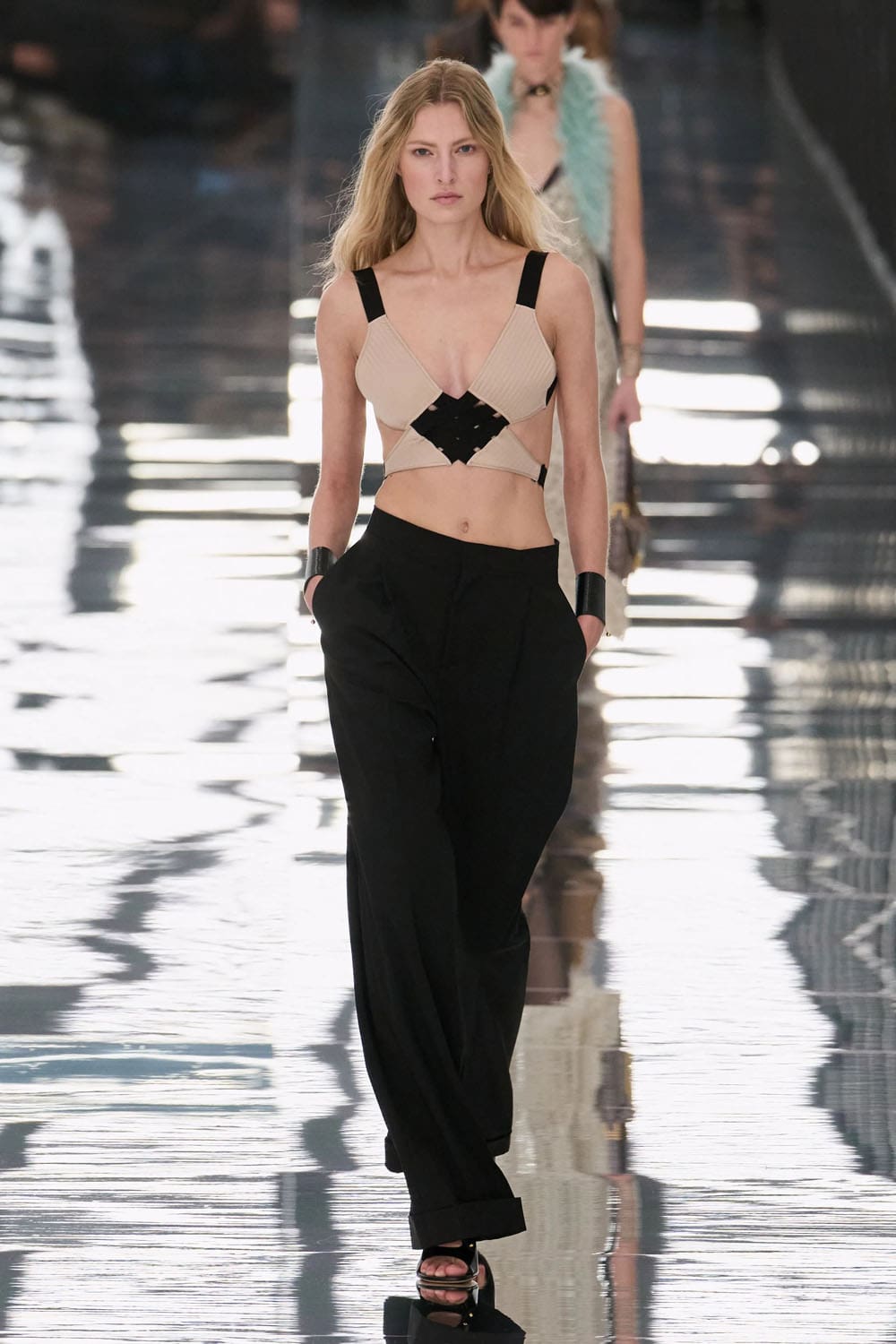 フェンディ春夏2027ミラノ Runway 雑誌(21)