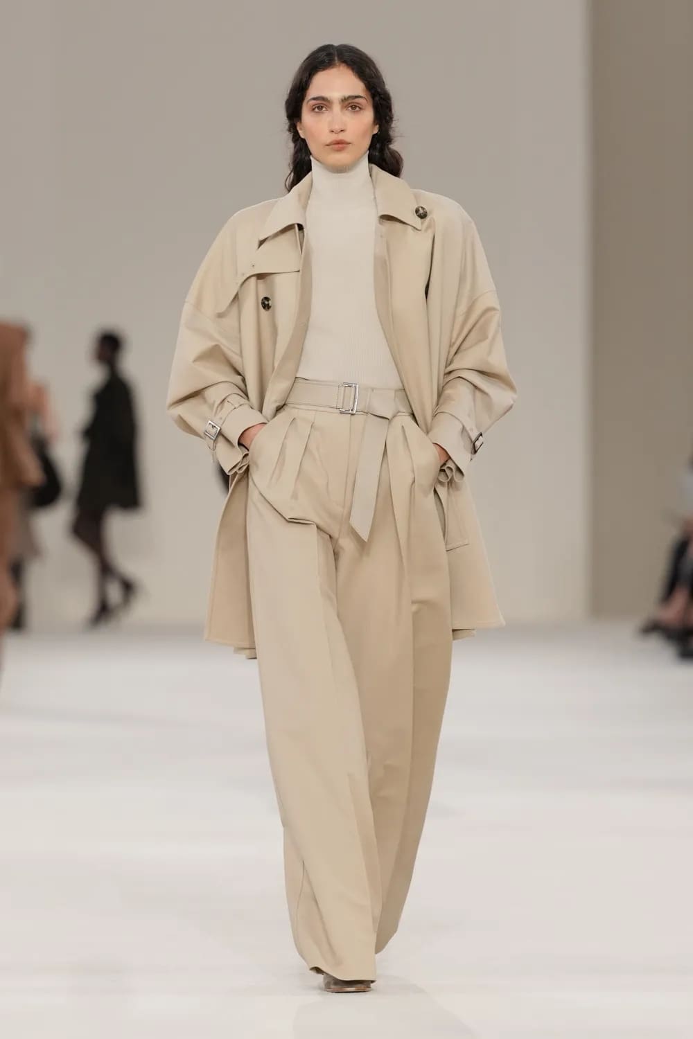 Max Mara 2027 春夏系列 Runway 杂志(16)