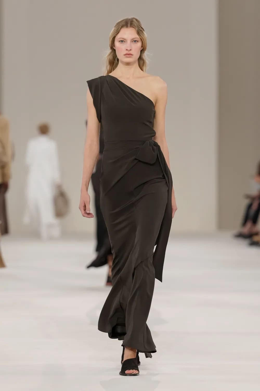 Max Mara 2027 春夏系列 Runway 杂志(42)
