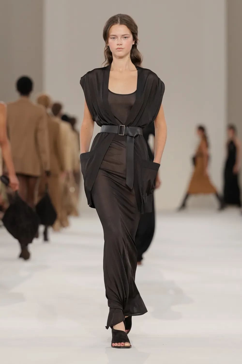Max Mara 2027 春夏系列 Runway 杂志(43)