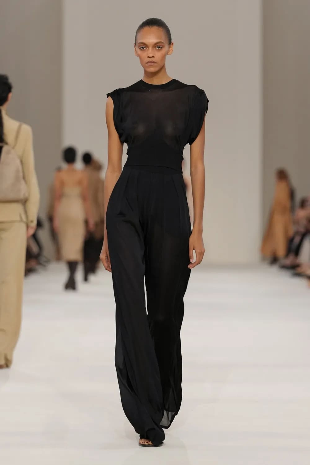 Max Mara 2027 春夏系列 Runway 杂志(44)