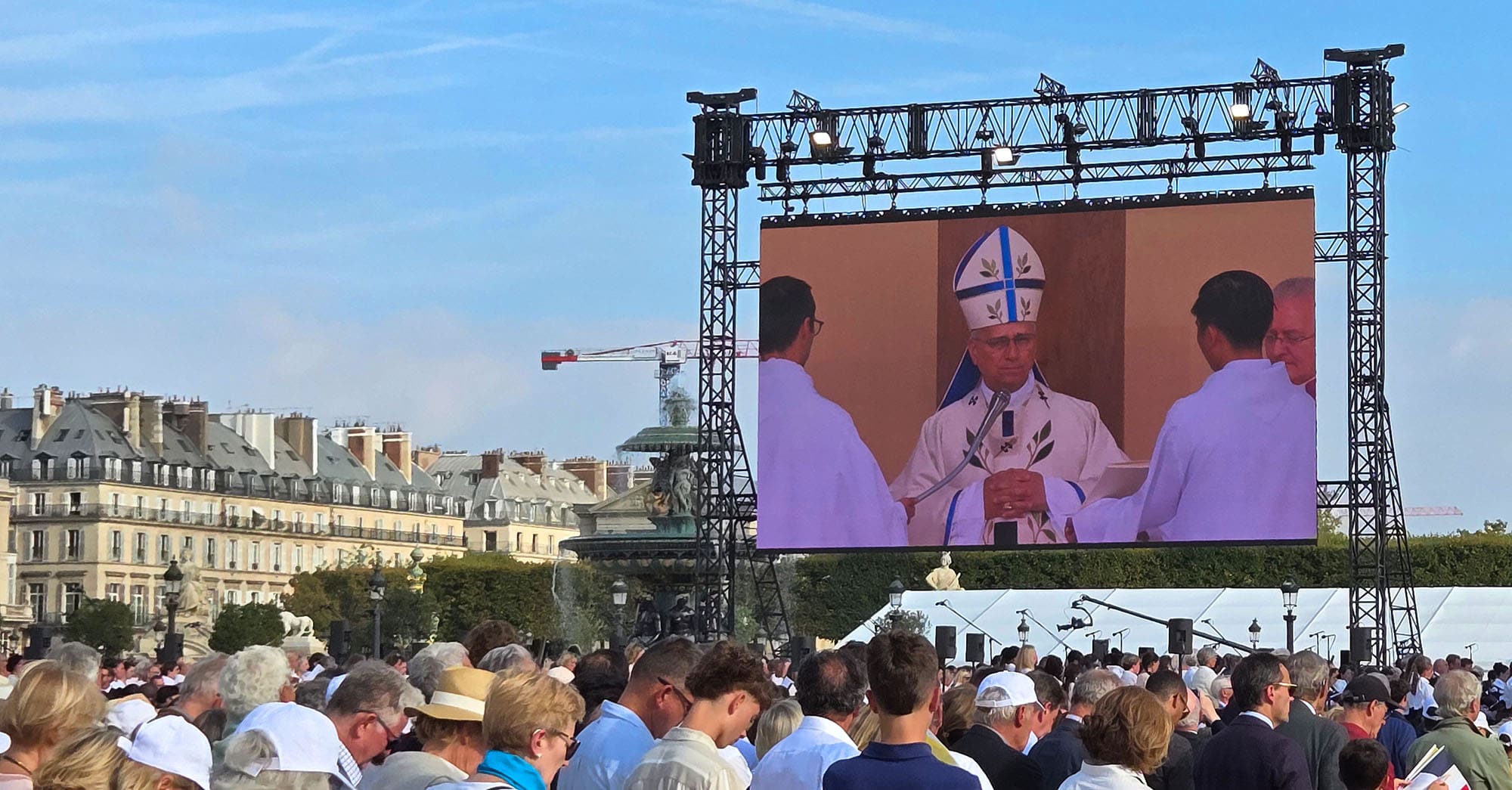 Papa León XIV, Misa de la Concordia en París, 800 000 asistentes, 26 de septiembre, Runway Magazine 04