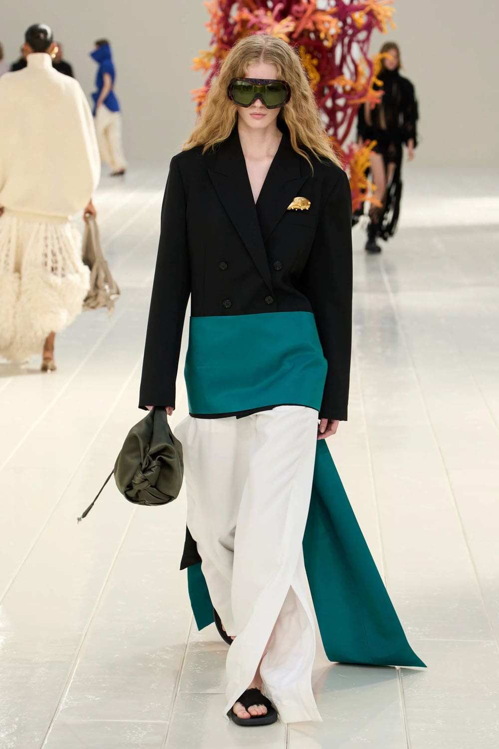 Balenciaga Primavera Verano 2027 por PP Runway Revista (15)
