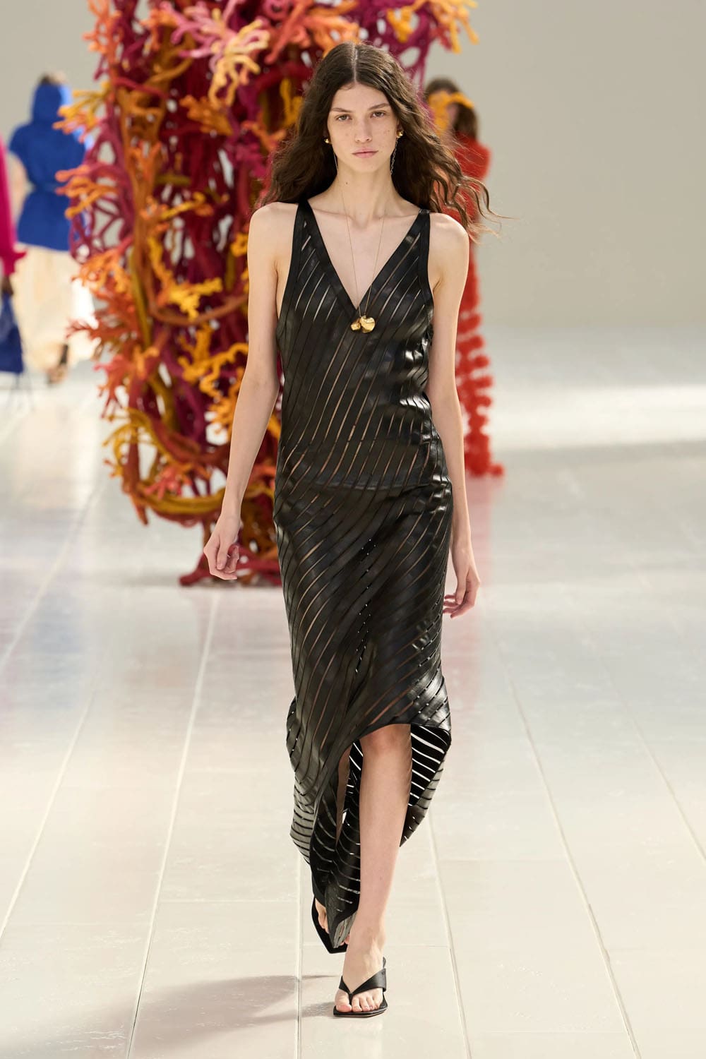 Balenciaga Primavera Verano 2027 por PP Runway Revista (20)