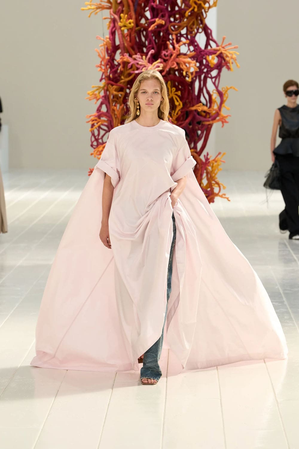Balenciaga Primavera Verano 2027 por PP Runway Revista (58)