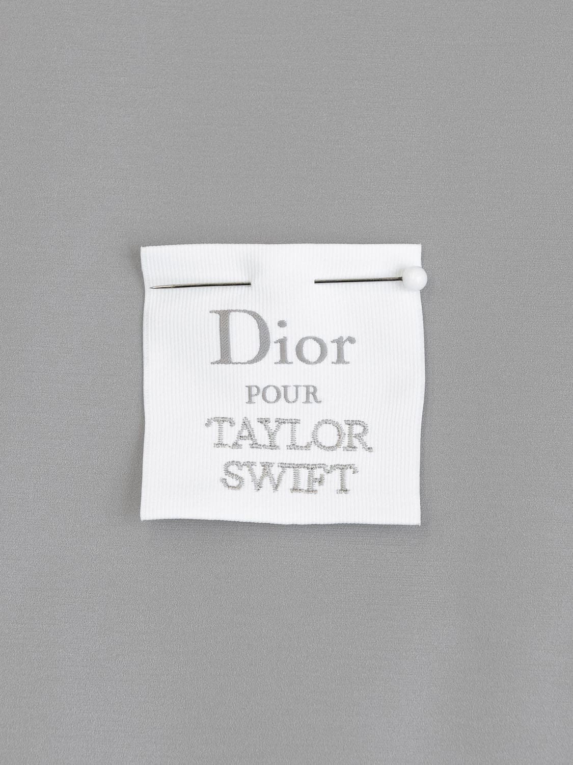 Taylor Swift em Dior para o Academy Museum Gala Oscar 2026 Savoir Faire © Sophie Carre Runway Revista (1)